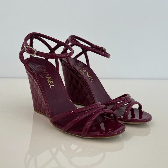 CHANEL FUSHIA PATENT LEATHER WEDGE SANDALS SIZE IT 38 / US 8 - Picture 7 of 16